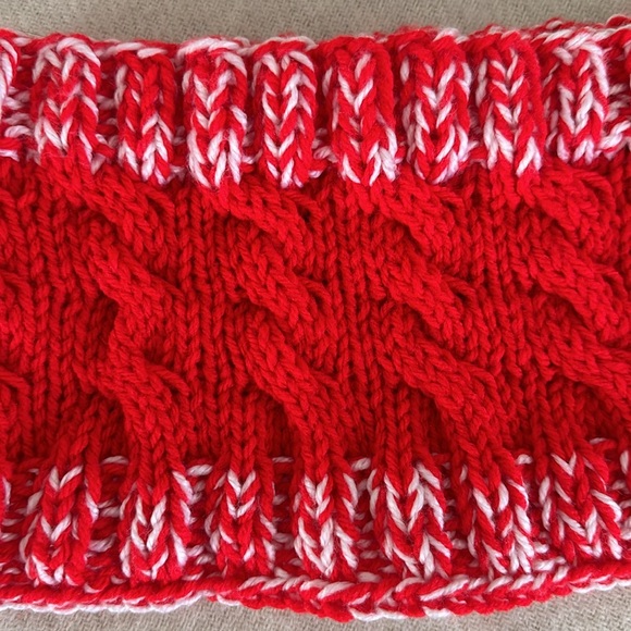 Hand-knit beanie and cowl set - Picture 2 of 3